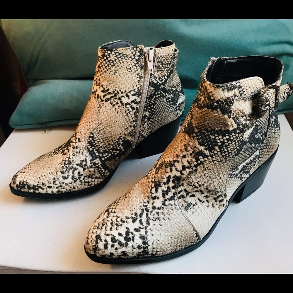 Qupid Women's Fashionable Snake Skin Ankle Booties